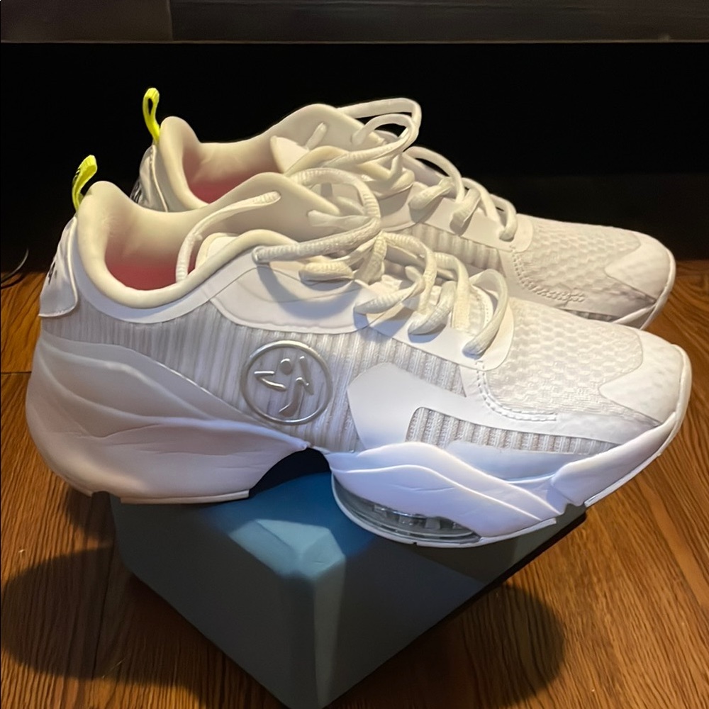 WOMENS ZUMBA AIR STOMP WHITE SIZE 8.5